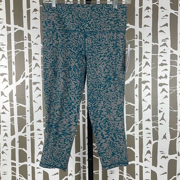 Athleta Salutation Stash Pocket II Capri NEW M Leopard Print